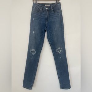Levi’s 721 High Rise Distressed Skinny Jeans. Size Waist: 30 Length: 32
